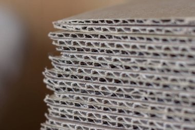 Kalın karton tabakaların yan yüzeyleri.