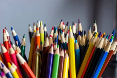 Masanın üzerinde duran büyük renkli bir kalem seti..