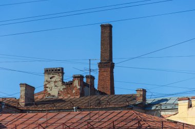 St. Petersburg 'da bir binanın çatısındaki eski bacalar..