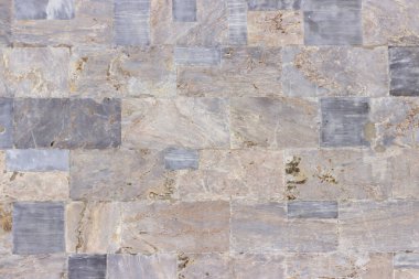 Binanın yüzeyi, farklı boylarda ve renklerde yontulmuş mermer bloklardan yapılmıştır..