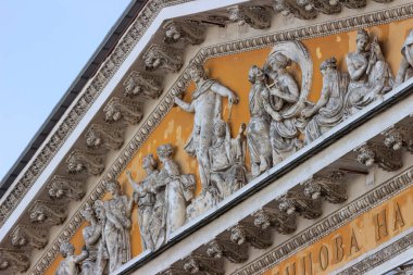 St. Petersburg, Rusya - 06 Mart 2021: St. Petersburg 'daki tarihi binaları süsleyen mimari unsurlar.