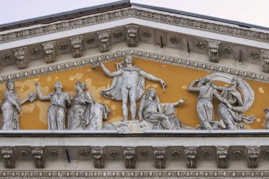 St. Petersburg, Rusya - 06 Mart 2021: St. Petersburg 'daki tarihi binaları süsleyen mimari unsurlar.