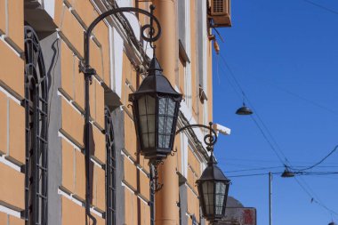 St. Petersburg 'daki resimli sokak lambaları. Şehrin mimarisinde sokak dekorasyonu unsurları.
