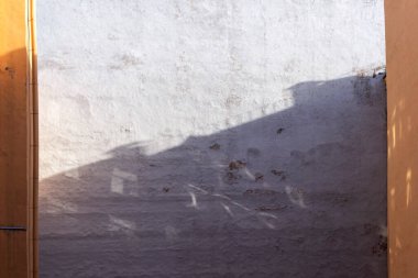 St. Petersburg 'daki eski bir avluda pencereleri yansıtan bir evin dış duvarı.. 