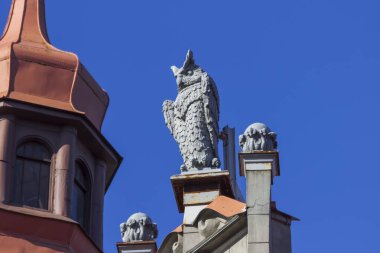 St. Petersburg, Rusya - 23 Mart 2021: St. Petersburg 'da Sadovaya Caddesi' ndeki bir binanın çatısındaki baykuş figürü.