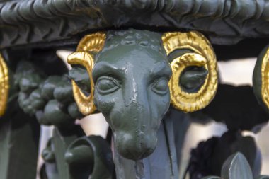 St. Petersburg, Rusya - 27 Mart 2021: Moika Nehri üzerindeki Malokonyushenny köprüsü, Kurtarıcı Kilisesi yakınlarındaki Kan Dökümü.