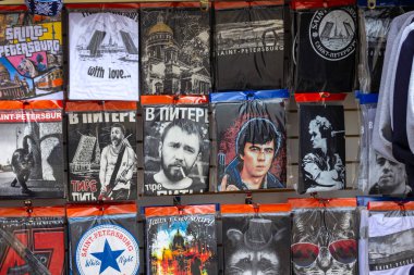 St. Petersburg, Rusya - 27 Mart 2021: St. Petersburg 'daki Griboyedov Kanalı' ndaki hediyelik eşya dükkanları.