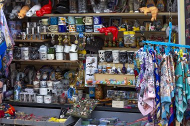 St. Petersburg, Rusya - 27 Mart 2021: St. Petersburg 'daki Griboyedov Kanalı' ndaki hediyelik eşya dükkanları.