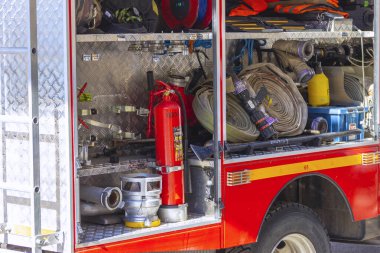 St. Petersburg, Rusya - 23 Mart 2021: İtfaiye aracının hücrelerinde itfaiye ekipmanları depolandı.