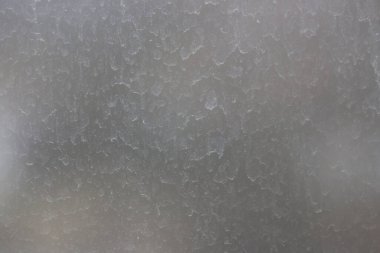 Kirli gri cam seçici odak noktası. Bulanık toz ve kirlenmiş pencereler..