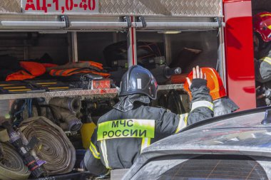 St. Petersburg, Rusya - 23 Mart 2021: itfaiyeciler itfaiye aracında ekipmanla. Rusya Acil Durum Bakanlığının çalışanları..