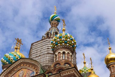 St. Petersburg, Rusya - 27 Mart 2021: St. Petersburg 'daki Griboyedov Kanalı' nın seti üzerine dökülen kanla ilgili Kurtarıcı Kilisesi 'nin mimari unsurları.