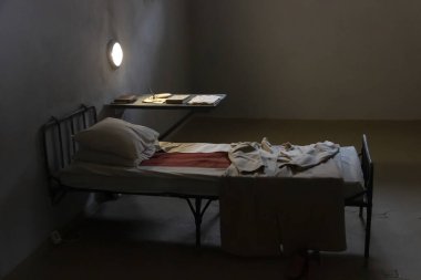St. Petersburg, Rusya - 18 Mart 2021: Peter ve Paul Kalesi Trubetskoy Kalesi 'nin hapishanesindeki müzede tek kişilik bir hücrenin içi.