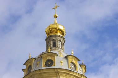 St. Petersburg, Rusya - 27 Mart 2021: Peter ve Paul Kalesi 'ndeki Peter ve Paul Katedrali' nin mimari unsurları.