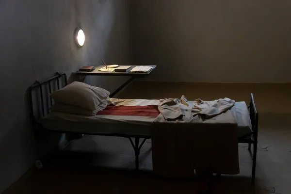 St. Petersburg, Rusya - 18 Mart 2021: Peter ve Paul Kalesi Trubetskoy Kalesi 'nin hapishanesindeki müzede tek kişilik bir hücrenin içi.