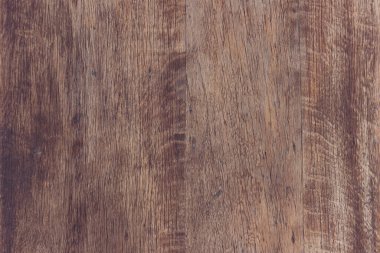 Eski ahşap bir kapı, vernikle kaplı. Yıpranmış, güneşte kavrulmuş odun.