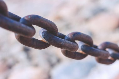 Pas kaplı ağır dökme demir zincir. St. Petersburg 'daki Neva Nehri kıyısında koruma çiti..