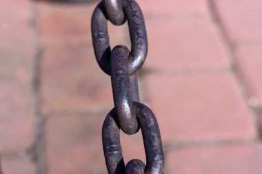 Pas kaplı ağır dökme demir zincir. St. Petersburg 'daki Neva Nehri kıyısında koruma çiti..