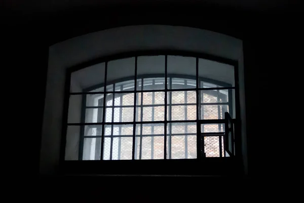 刑務所の部屋の窓バーで覆われてる 古い暗い独房の内部 — ストック写真