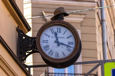 St. Petersburg, Rusya - 23 Mart 2021 St. Petersburg 'da bir binanın duvarındaki sokak saati.