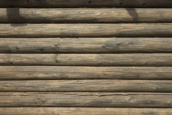 暗い風化したログで作られた古い木造の家の壁 ロシアの伝統的な丸太小屋 — ストック写真