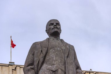 Tula, Rusya - 30 Nisan 2021: Tula şehir yönetim binasındaki Lenin Anıtı.