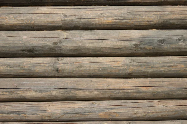 用变暗了的风化了的木头做的一座旧木屋的墙壁 俄罗斯传统原木屋 — 图库照片
