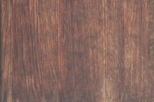一扇用清漆盖住的旧木门 湿透了的 晒白了的木头 — 图库照片