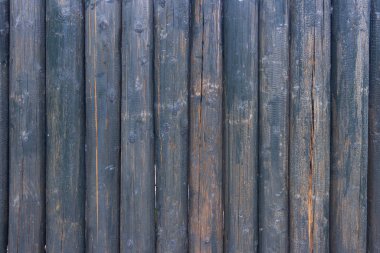 Esmer, yıpranmış odunlardan yapılmış eski bir ahşap evin çiti. Geleneksel Rus kütük kulübesi.