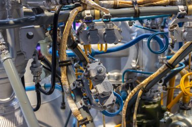Kaluga, Rusya - Mayıs 02, 2021: Tsiolkovsky Kozmonotlar Tarihi Müzesi 'nde tüpler, valfler ve uzay aracı motor kontrol sistemleri.