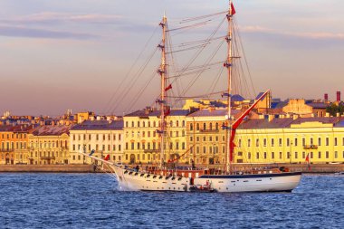 St. Petersburg, Rusya - 17 Haziran 2021: Bir yaz akşamı İngiliz seti önünde yelkenli yelkenli 