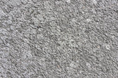 Kaba ve pürüzlü yontulmuş taşların yüzeyi. Sert cilalanmamış taş levha..