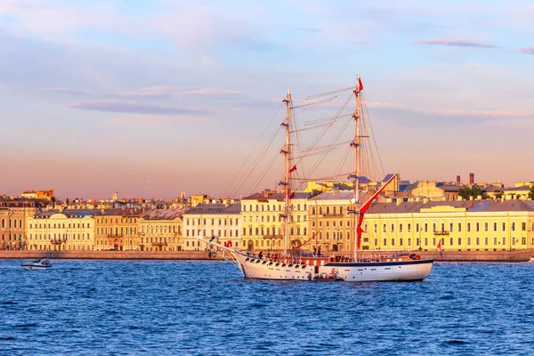 Petersburg Russia June 2021 Sailboat Scarlet Sails Front English Embankment — Stock Photo, Image