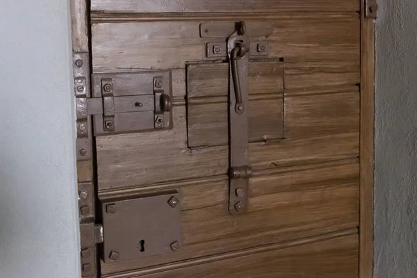 刑務所の独房のドアの錠 旧ロシア刑務所の内部 — ストック写真