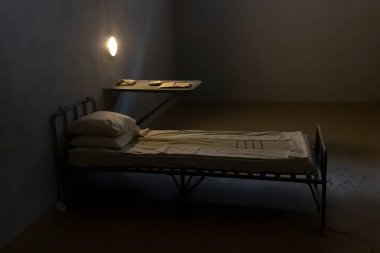 St. Petersburg, Rusya - 18 Mart 2021: Peter ve Paul Kalesi Trubetskoy Kalesi 'nin hapishanesindeki müzede tek kişilik bir hücrenin içi.