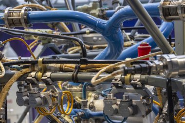 Kaluga, Rusya - Mayıs 02, 2021: Tsiolkovsky Kozmonotlar Tarihi Müzesi 'nde tüpler, valfler ve uzay aracı motor kontrol sistemleri.