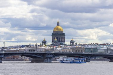 St. Petersburg, Rusya - 24 Haziran 2021 St. Isaac Katedrali 'nin altın kubbesi, güneşte parlıyor..