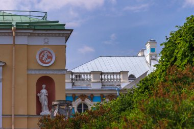 St. Petersburg, Rusya - 27 Haziran 2021: Puşkin 'deki Catherine Sarayı yakınındaki park (Tsarskoe Selo).