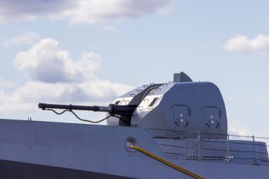 Bir savaş gemisinin güvertesinde bir topçu tüfeği..