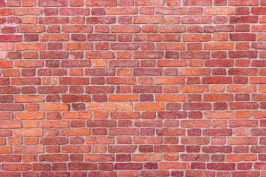 Eski bir evde tuğla bir duvar. Eski tuğla işçiliğinin dokusu.