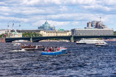 St. Petersburg, Rusya - 24 Temmuz 2021: St. Petersburg 'daki Neva Nehri' nde su taşıma modu birikmesi. Neva Nehri 'nin setten görünüşü.