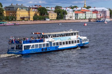 St. Petersburg, Rusya - 24 Temmuz 2021: St. Petersburg 'da zevk gemilerindeki turistler. Güneşli bir yaz gününde Neva Nehri üzerinde nehir tramvayları.