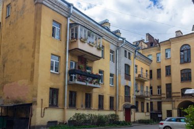 St. Petersburg, Rusya - Eylül 05.2021 St. Petersburg 'un merkezindeki avluda yürüyüş. Eski bir binanın sarı duvarları.