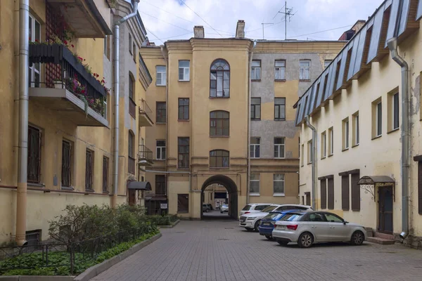 Petersburg Russia September 2021 Walk Courtyard Center Petersburg Yellow Walls — Stock Photo, Image