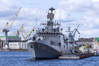 St. Petersburg, Rusya - 24 Temmuz 2021: St. Petersburg 'daki Donanma Günü geçit töreninde Hint Donanma Fırkateyni Tabar.