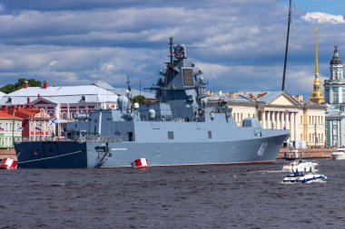 St. Petersburg, Rusya - 24 Temmuz 2021: 22350 güdümlü füze fırkateyni 