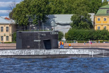 St. Petersburg, Rusya - 24 Temmuz 2021: St. Petersburg 'daki Donanma Günü geçit töreninde 677 denizaltı Lada (Kronstadt) projesi.