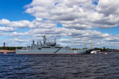 St. Petersburg, Rusya - 24 Temmuz 2021: Donanma Günü kutlamalarında 775 büyük çıkarma gemisi (BDK-91) 