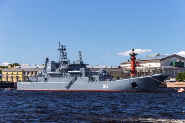 St. Petersburg, Rusya - 24 Temmuz 2021: Donanma Günü kutlamalarında 775 büyük çıkarma gemisi (BDK-91) 