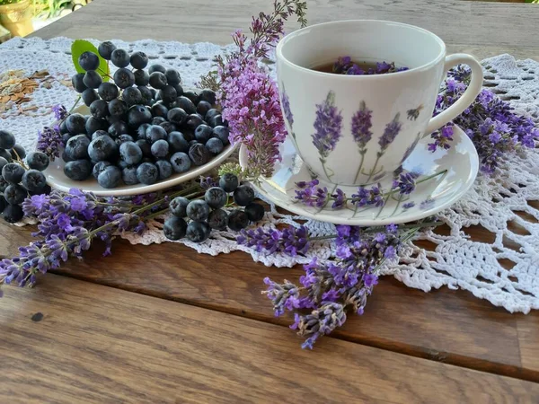 Comida Saludable Una Taza Porcelana Blanca Lavanda Negro Plato Arándanos —  Fotos de Stock